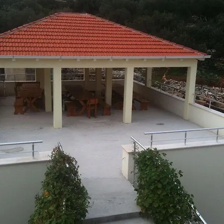 Captain's Sokol Vila Lumbarda